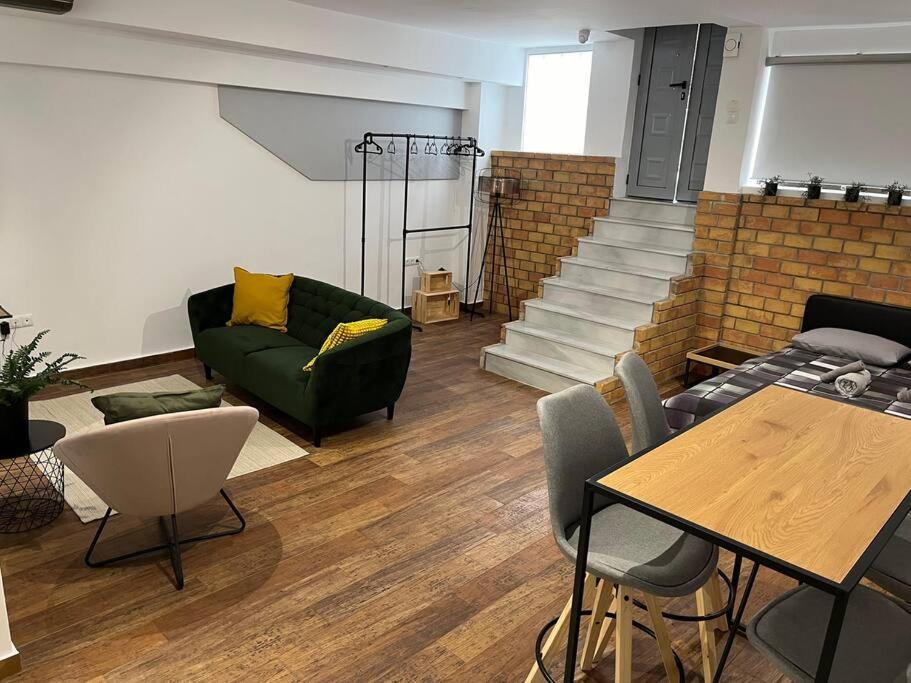 Industrial / Alios 4 / Hilton Area Apartment *